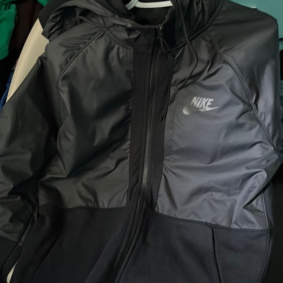 It is a men’s Nike light jacket - Picture 1 of 3